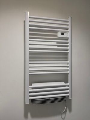 un radiateur-séchoir à serviettes blanc, fixé au mur