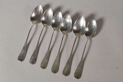 six cuillères sont alignées sur une table