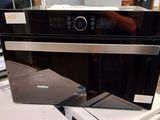 un four à micro-ondes posé sur une pile de cartons