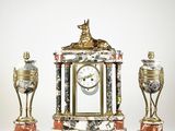 une horloge posée sur une table
