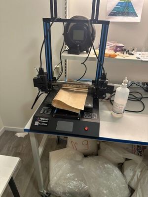 une machine posée sur une table