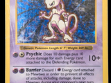 une photo d'une carte Pokémon sur laquelle figure l'image d'un chat