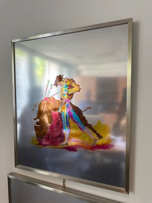 une image d'un tableau sur le mur d'une pièce