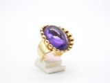 Gros plan sur une bague contenant une pierre violette