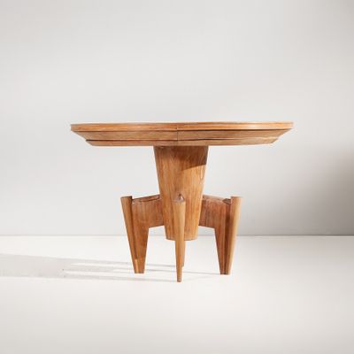 une table en bois à trois pieds, avec un plateau blanc
