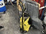 une image d'un garage avec des outils et des outils sur le sol