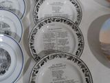 un grand nombre d'assiettes posées sur une table