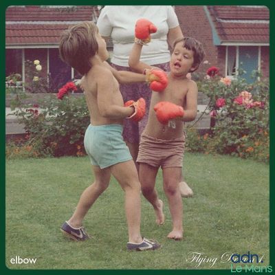 deux jeunes enfants qui jouent avec des ballons dans le jardin