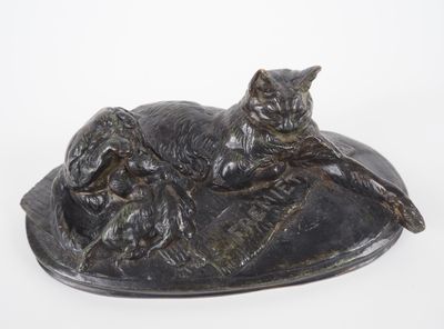 statue représentant un chat et un chien sur une assiette