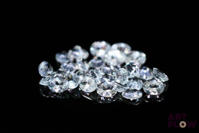 gros plan d'un groupe de diamants sur une surface noire
