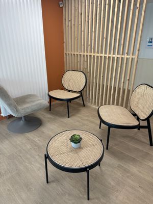 trois chaises et une table dans le coin d'une pièce