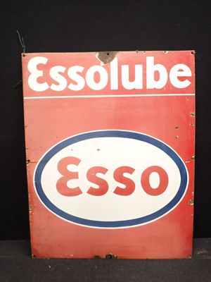 un panneau rouge et blanc sur lequel est inscrit « Esso »