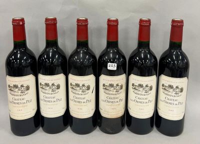 six bouteilles de vin rouge alignées sur une table