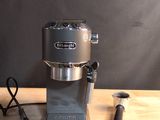 une cafetière posée sur une table