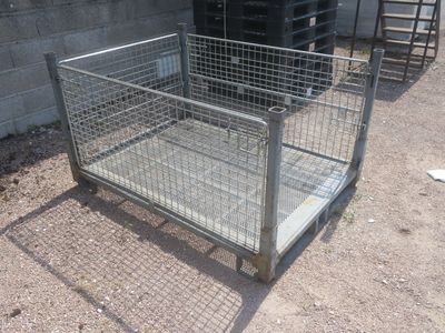 une cage posée par terre, dans laquelle se trouve un chien