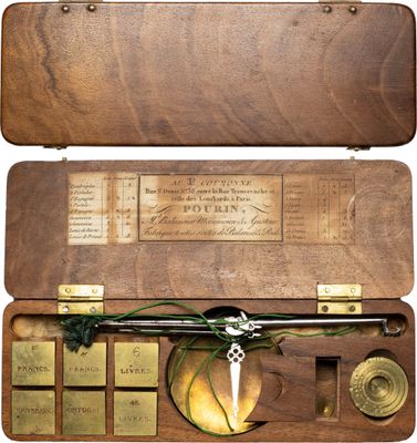 une boîte en bois contenant un objet en métal