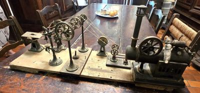 une vieille machine à coudre posée sur une table dans une pièce