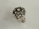 gros plan d'une bague en diamant sur une surface blanche