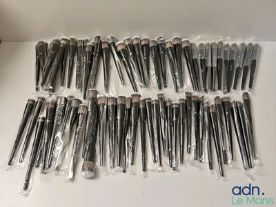 tout un tas de pinceaux de maquillage posés sur une table