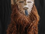 une image représentant un masque en bois muni d'une barbe