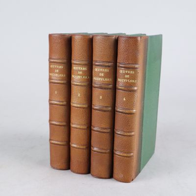 trois livres superposés sur une surface blanche