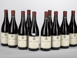 six bouteilles de vin rouge alignées