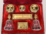 un coffret en velours rouge contenant un ensemble de trois carafes en verre
