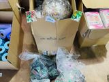 plusieurs cartons remplis d'objets divers, posés sur un plancher en bois
