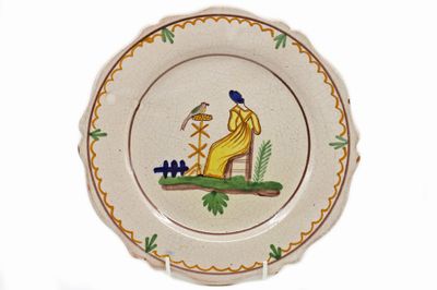 MALICORNE - Circa 1900 Assiette chantournée en faïence émail…