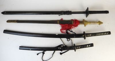 trois sabres de samouraï avec un cordon rouge et une paire de ciseaux
