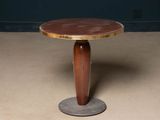 un gros plan d'une table en bois avec un piètement en métal