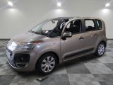 la petite voiture est garée sur un sol en damier dans le garage