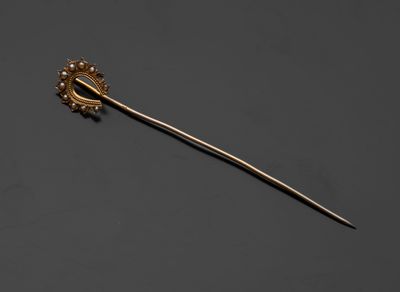 une broche en or et diamants représentant une fleur