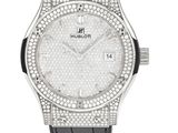 une montre pour femme sertie de diamants, montée sur un bracelet en cuir noir