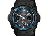 un gros plan d'une montre noire et bleue sur fond blanc