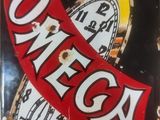 une enseigne portant l'inscription « omega » sur le côté d'un immeuble