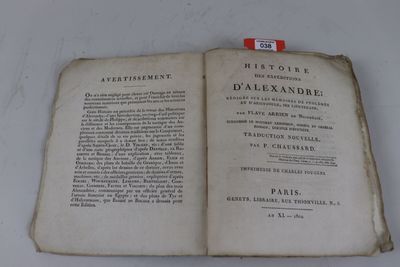 un livre ouvert sur lequel est posé un ruban rouge