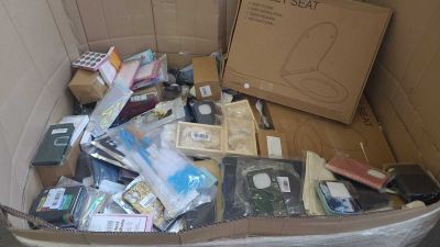 une boîte en carton remplie d'appareils électroniques et d'autres objets