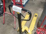 une photo d'un cariste dans un garage
