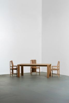 une image représentant une pièce avec une table et des chaises