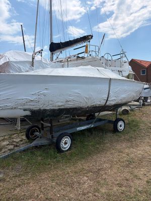 un bateau sur une remorque, recouvert d'une bâche
