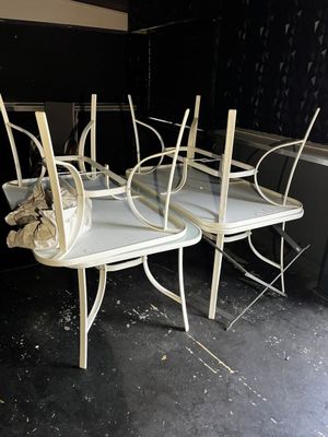 Mobilier de terrasse, soit : - 4 tables pour 6 personnes alu…