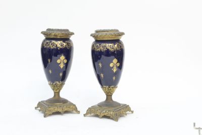 Paire de vases balustre à décor émaillé doré de fleurs de ly…