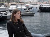 une femme assise sur le quai au bord de l'eau