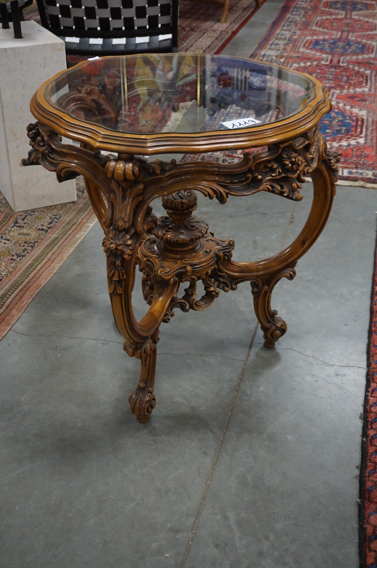 Jolie table d'appoint de style rococo - richement sculptée -…
