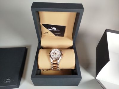 une montre qui se trouve dans une boîte contenant une autre montre