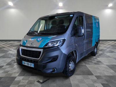 la camionnette bleue est garée sur un sol à carreaux dans une pièce