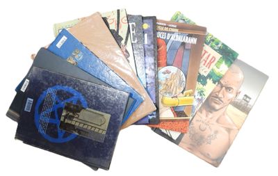 un grand nombre de livres posés sur une table