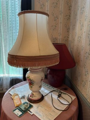 une lampe posée sur une table près d'une fenêtre