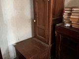 une grande armoire en bois et une petite table dans une pièce